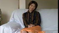 アルバムに追加 ソファーに座り普段着でスケベインタビューに答える岸田小雪の写真