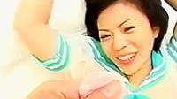 ベッドで至福の表情の水野里蘭の笑顔が素敵な写真