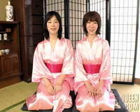 無修正パイパンサイトG-Queen- Suivant1番で、一ノ瀬亜美と伊藤麻奈が着物姿で仲良く正座して写る写真